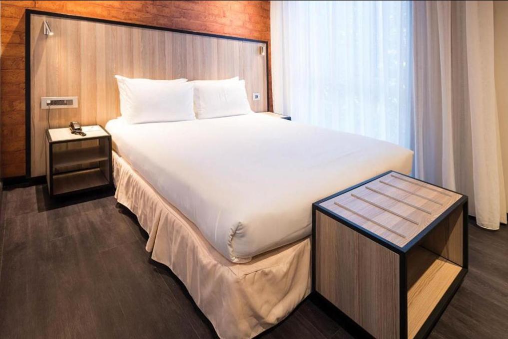 Postel nebo postele na pokoji v ubytování ONOMO Hotel Maputo