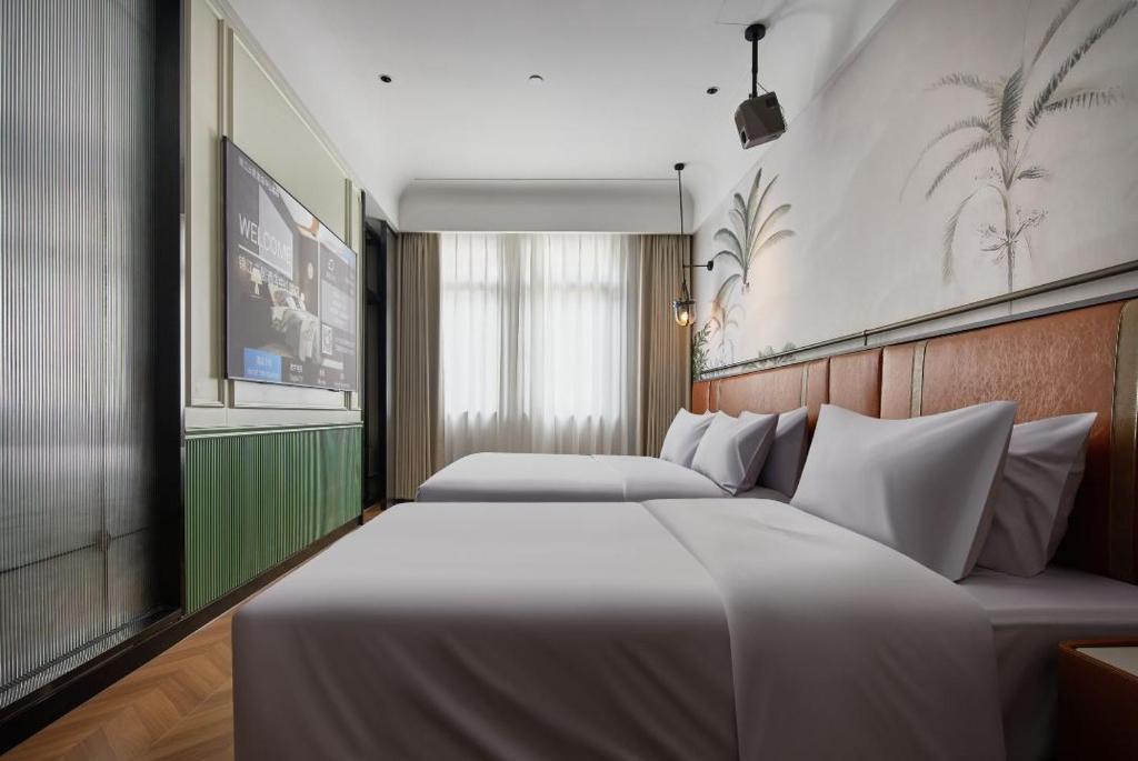 Postel nebo postele na pokoji v ubytování Renjoy Hotel -Xiamen Zhongshan Road Pedestrian Street