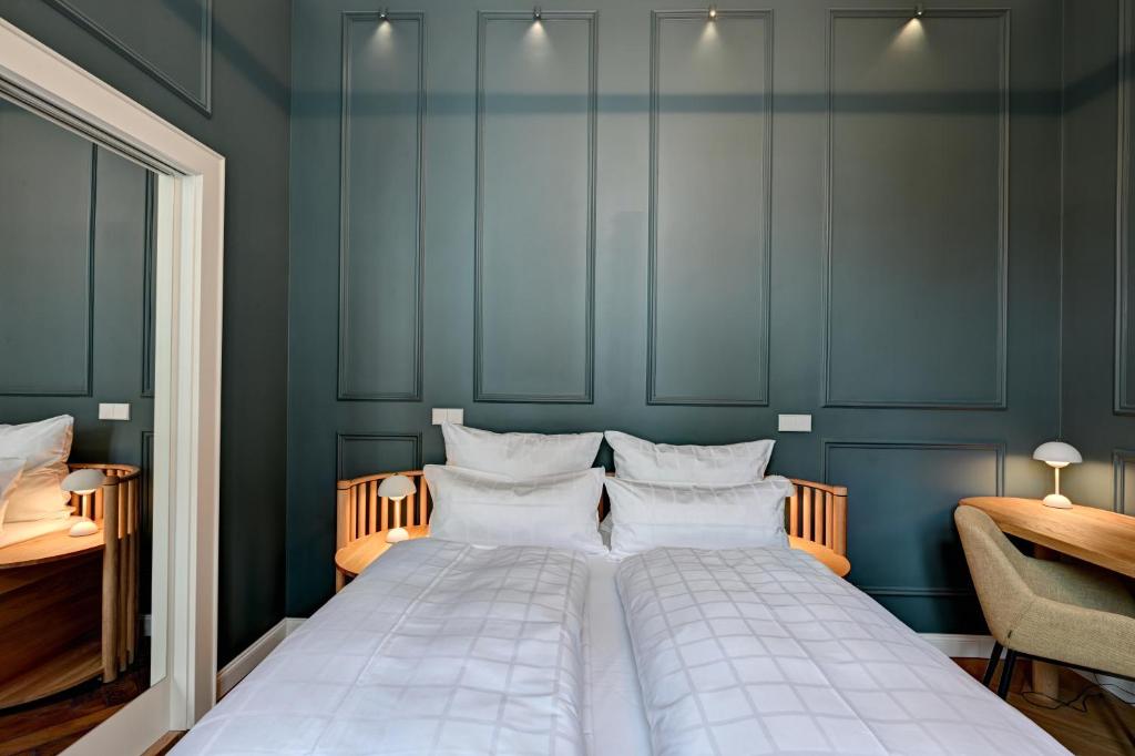 Postel nebo postele na pokoji v ubytování Hotel Uhland
