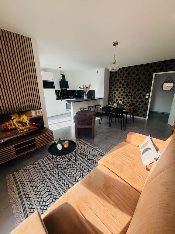un salon avec un canapé et une cheminée dans l'établissement Lascano Parking GRATUIT proche Gare Aéroport Eurexpo GROUPAMA STADIUM, à Villeurbanne