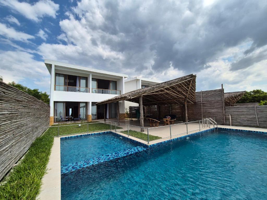Bazén v ubytování Perfect Beach Villa In Bagamoyo nebo v jeho okolí
