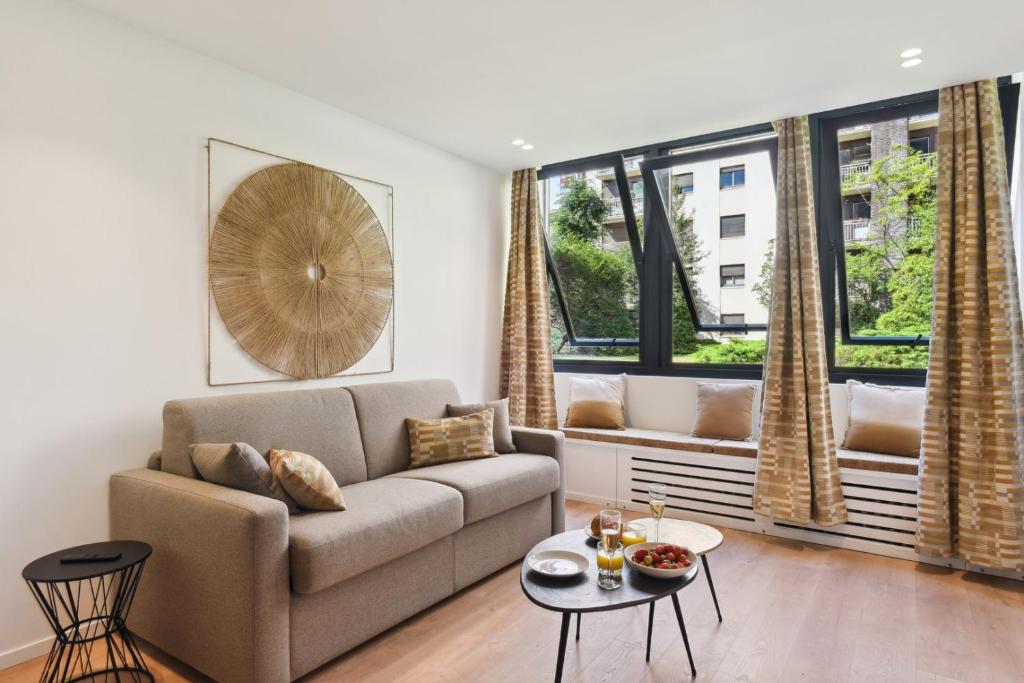 un salon avec un canapé et une table dans l'établissement 314 Suite Monnier - Superb apartment in Paris, à Paris