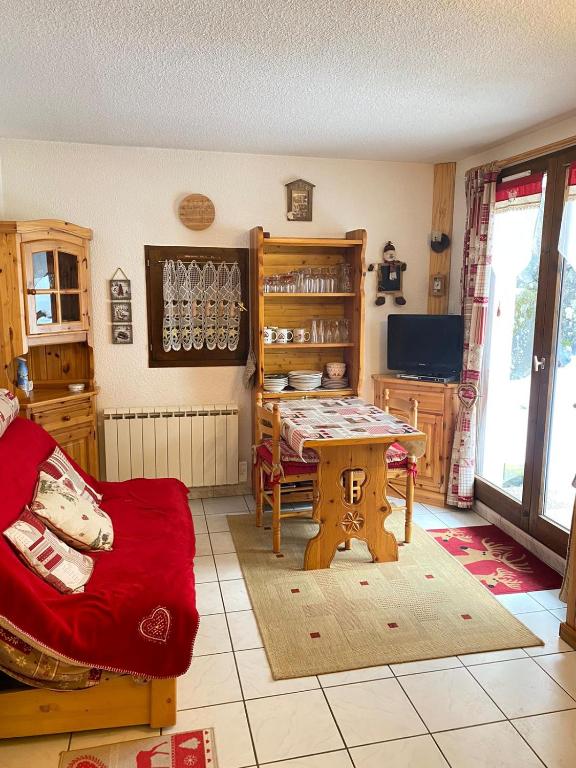 un salon avec une table et une chaise dans l'établissement Studio, à Arâches-la-Frasse