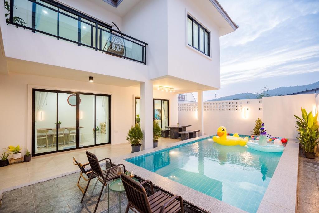 a pool in a house with a yellow rubber duck in the middle at BUDDe' Cozy House วิลล่าอบอุ่น&ใกล้เมืองใกล้ทะเล in Hua Hin