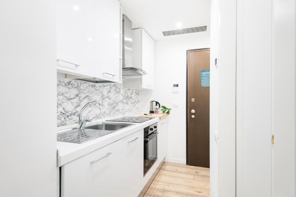 Kuchnia lub aneks kuchenny w obiekcie Amazing, new & fully furnished studio in Duomo