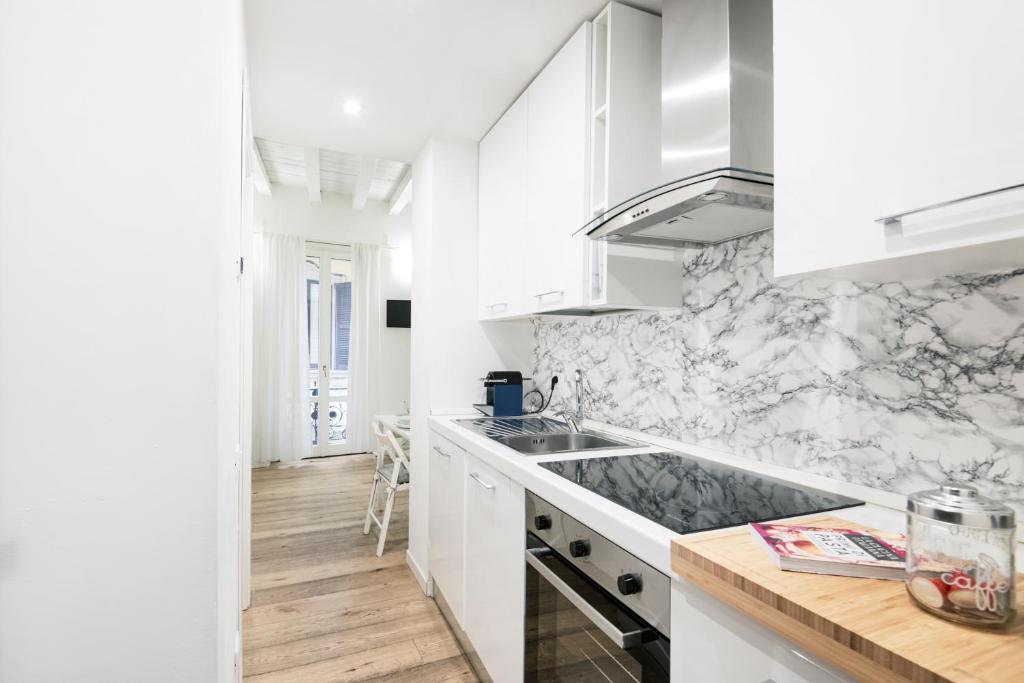 Kuchnia lub aneks kuchenny w obiekcie Amazing, new & fully furnished studio in Duomo