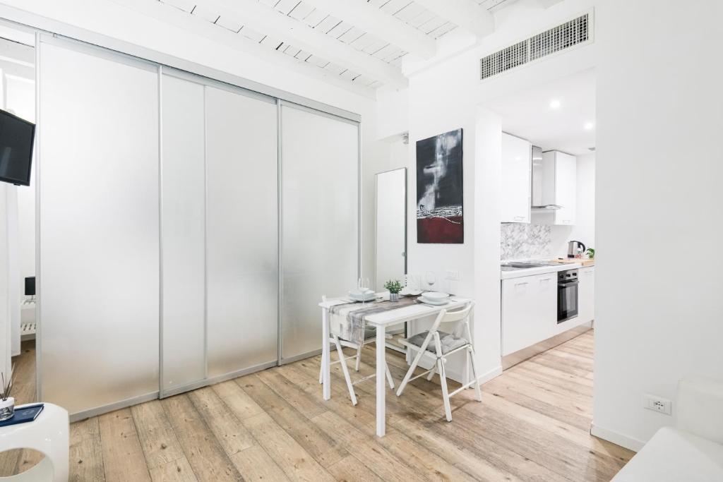 Kuchnia lub aneks kuchenny w obiekcie Amazing, new & fully furnished studio in Duomo