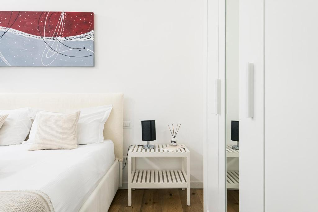 Łóżko lub łóżka w pokoju w obiekcie Amazing, new & fully furnished studio in Duomo