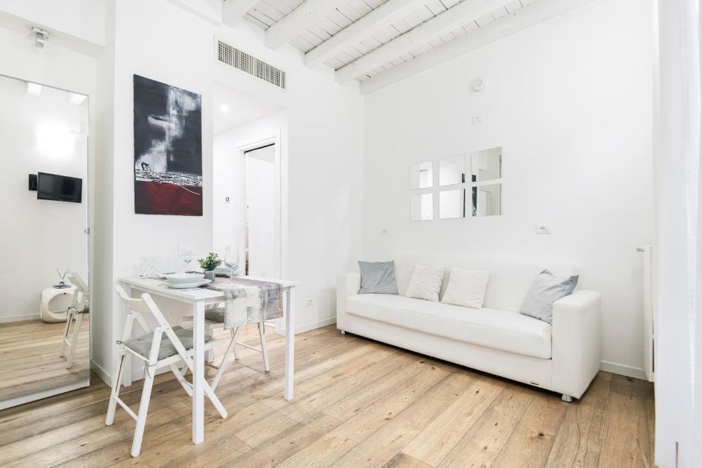 Część wypoczynkowa w obiekcie Amazing, new & fully furnished studio in Duomo