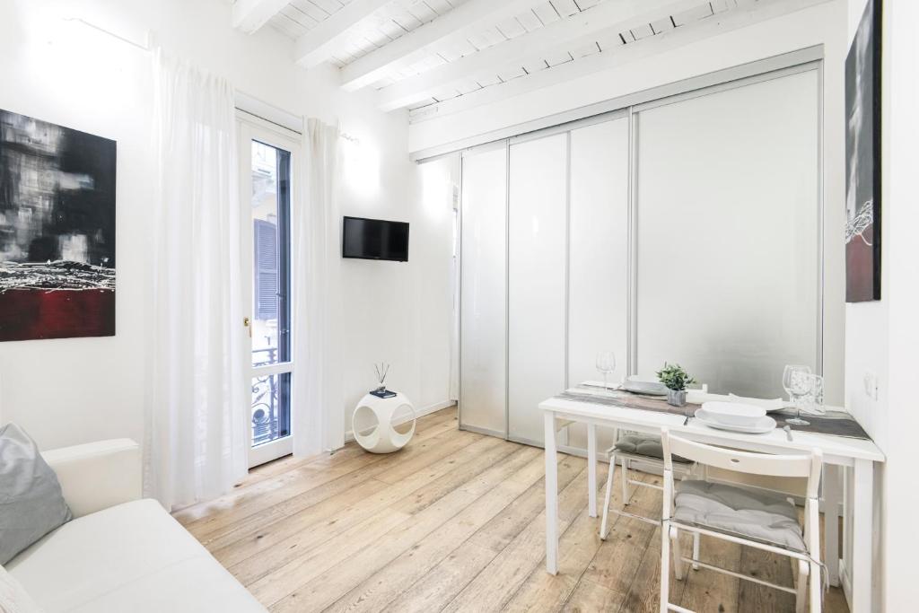 Telewizja i/lub zestaw kina domowego w obiekcie Amazing, new & fully furnished studio in Duomo