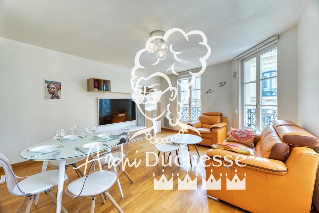 un salon avec un canapé et une table dans l'établissement Carlos logement au pied du Gros Horloge !, à Rouen