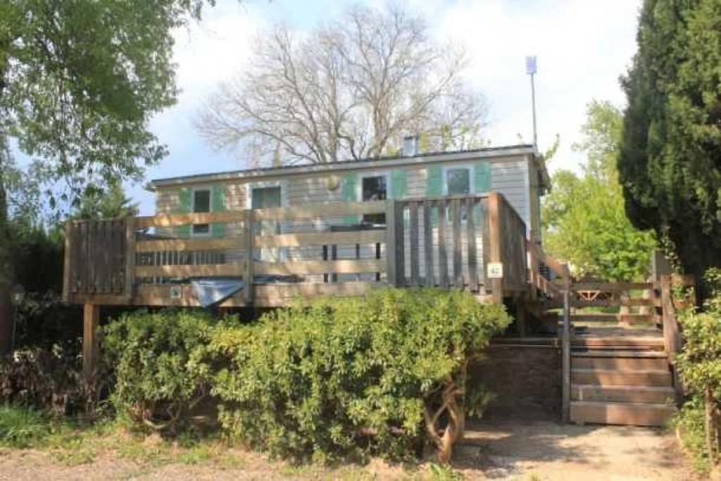 une maison assise au sommet de quelques buissons dans l'établissement Camping 3 étoiles - Piscine - eeebcb, à Roquebrune-sur Argens