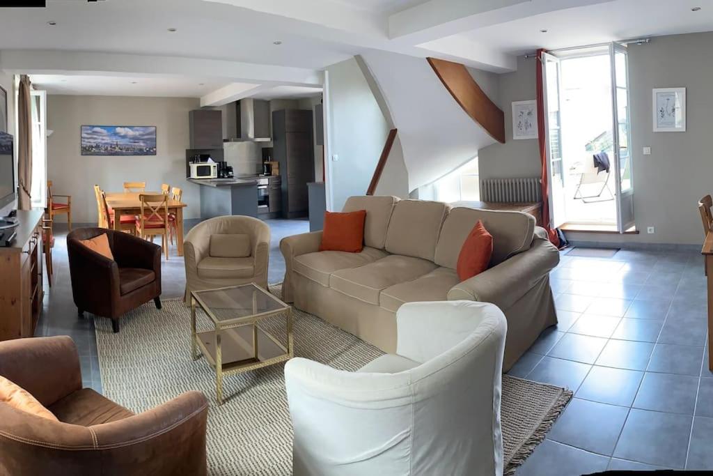 un salon avec un canapé, des chaises et une table dans l'établissement Appartement spacieux avec grande terrasse, à Cabourg