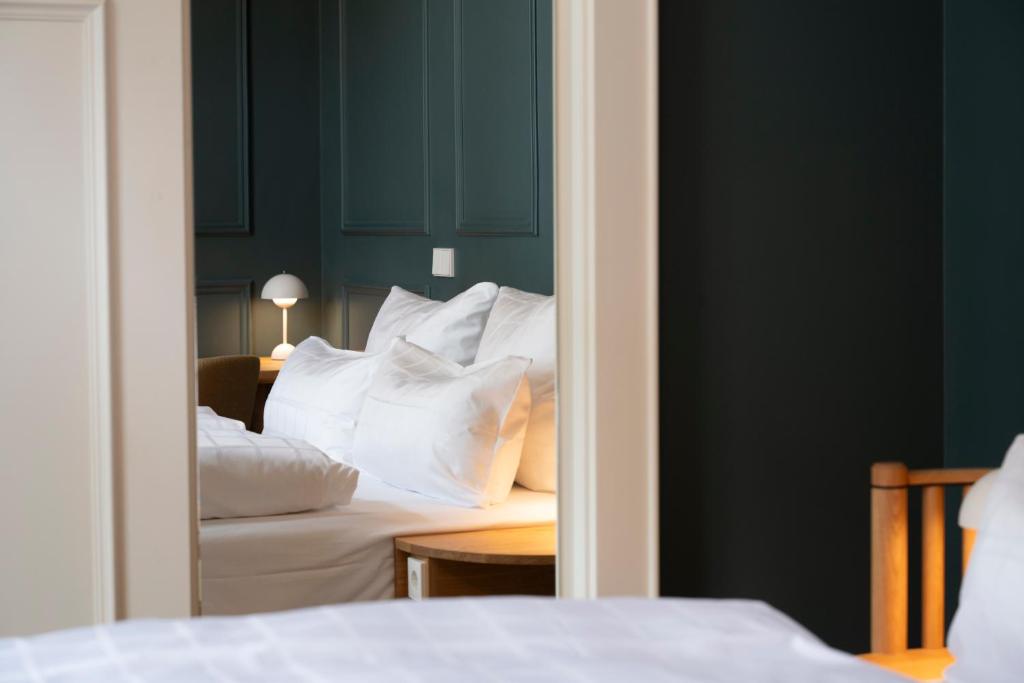 Postel nebo postele na pokoji v ubytování Hotel Uhland