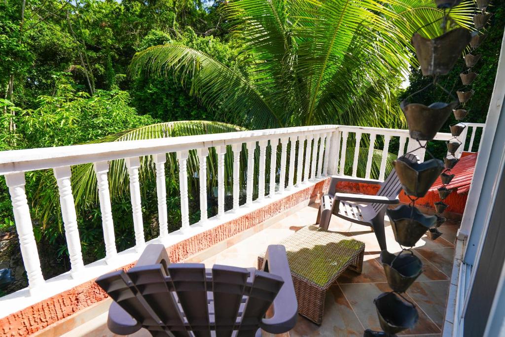 a balcony with a bench and a fence at Casa Estrellas Mirabal in Sosúa
