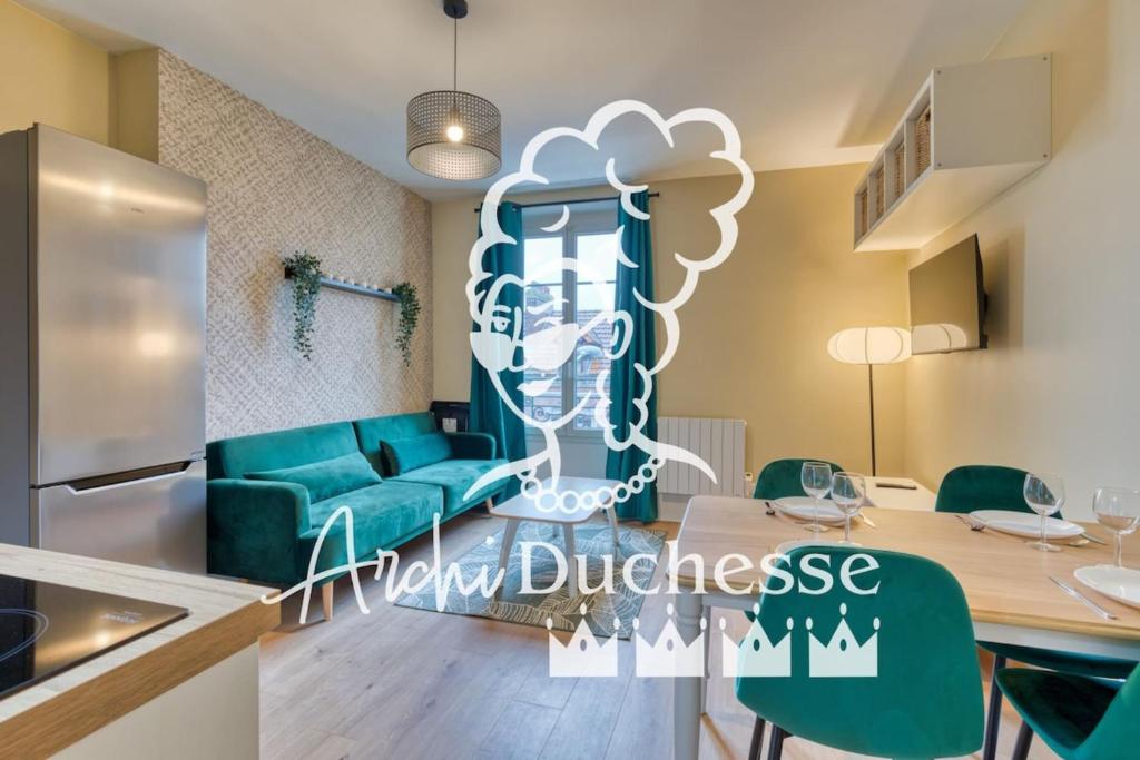 Il comprend une cuisine et un salon avec une cuisine et une table. dans l'établissement Mathilde Appartement proche Clinique Mathilde, à Rouen