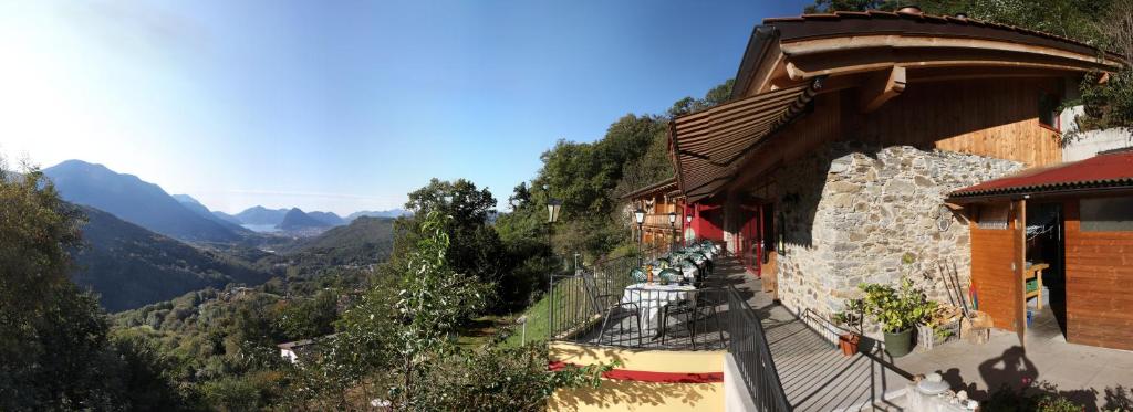 Nespecifikovaný výhled na hory nebo výhled na hory při pohledu z hotelu