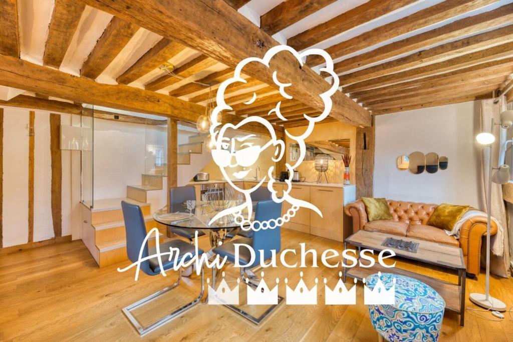 un salon avec une table et un canapé dans l'établissement Guillaume - Le Charme Normand Intemporel, à Rouen