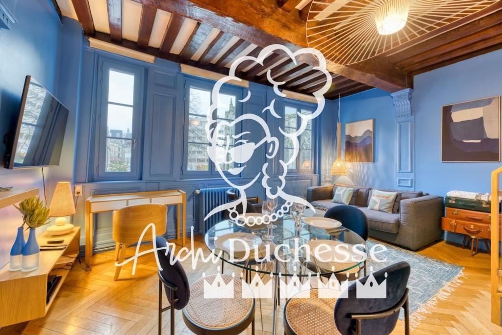 - un salon aux murs bleus dans l'établissement Jehanne L'élégance Médiévale, à Rouen