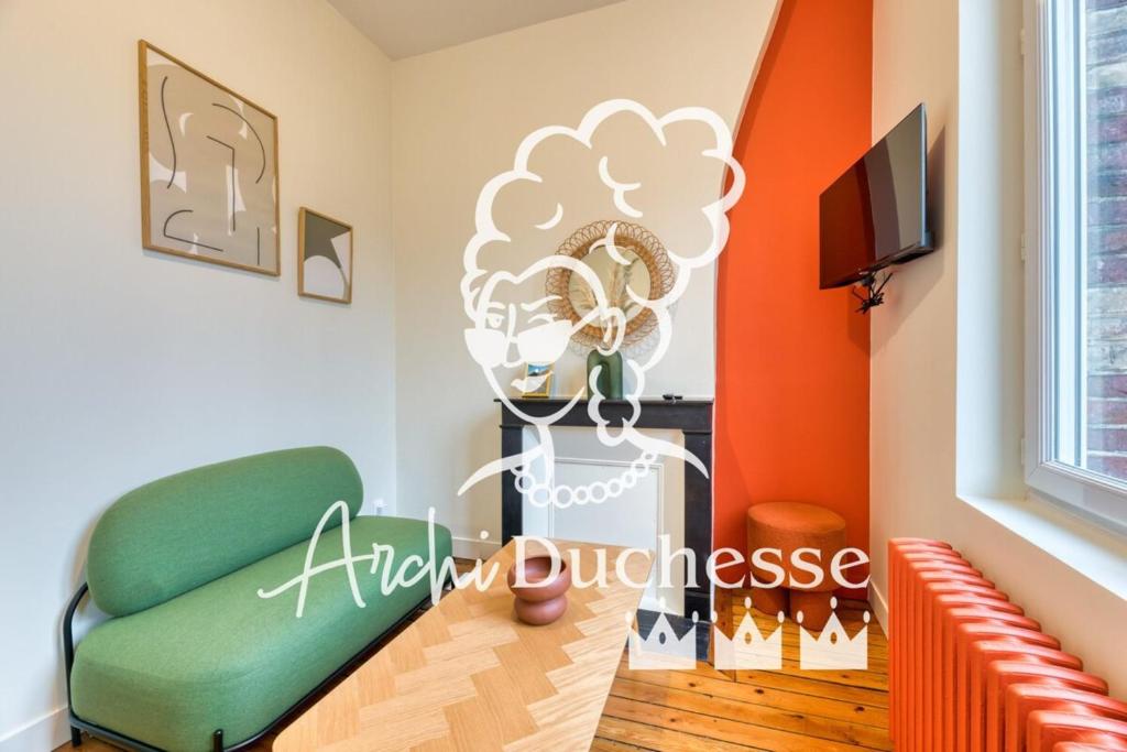 un soggiorno con sedia verde e TV di Emma Mignon F2 proche de la gare a Rouen