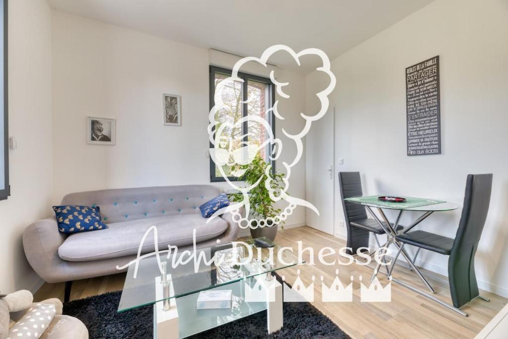 un salon avec un canapé et une table dans l'établissement Le Hameau Paisible Maison de Campagne, à Butot