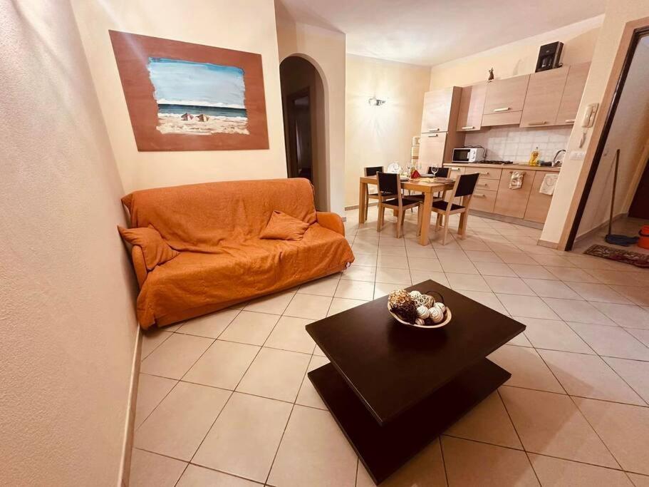 Una sala de estar con un sofá naranja y una mesa. en appartement by seb, en Santa Maria
