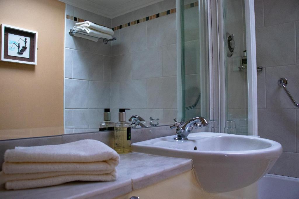 Bilik mandi di The Moorings Hotel & Seafood Restaurant