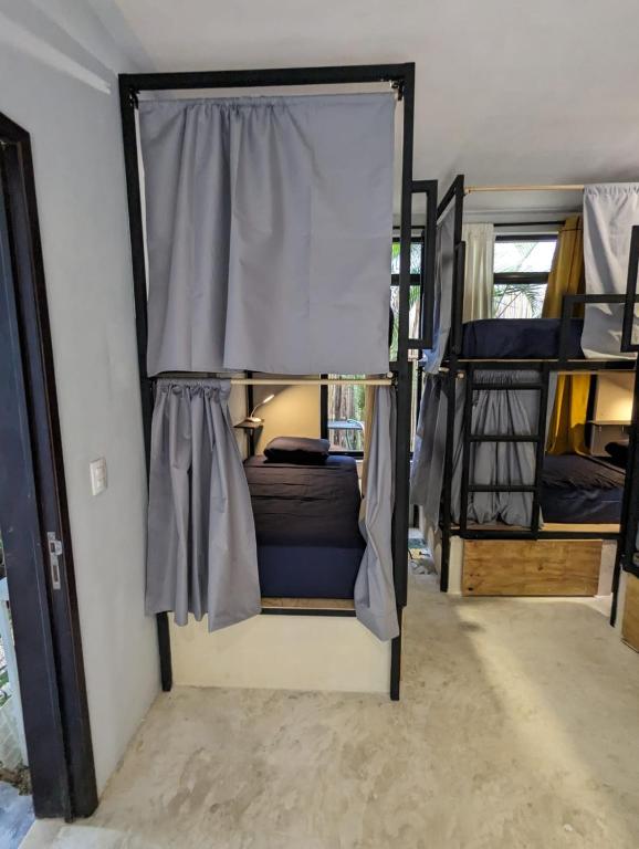 Postel nebo postele na pokoji v ubytování Maui Hostels Tulum