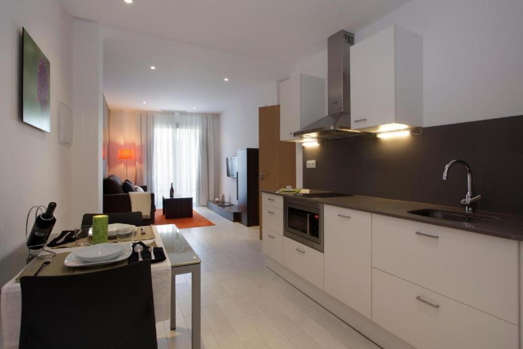 Kuchyňa alebo kuchynka v ubytovaní Fisa Rentals Les Corts Apartments