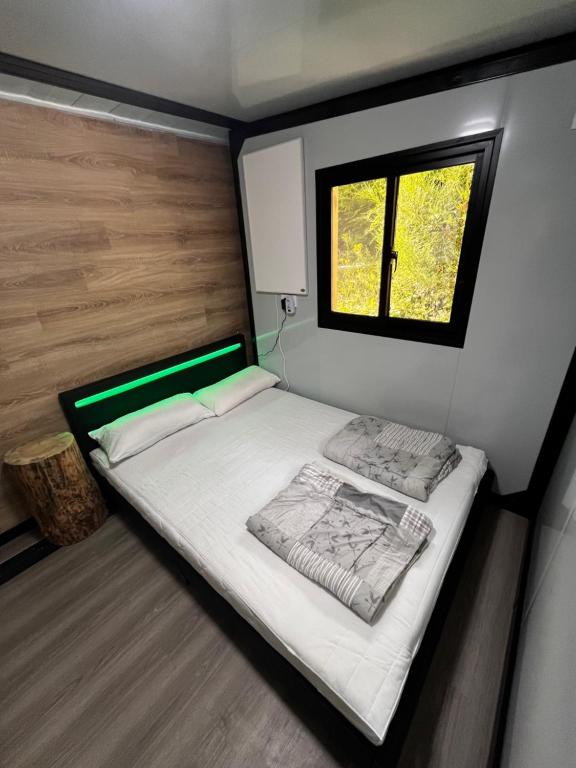 Postel nebo postele na pokoji v ubytování Ferienhaus Zeulenrodaer Meer