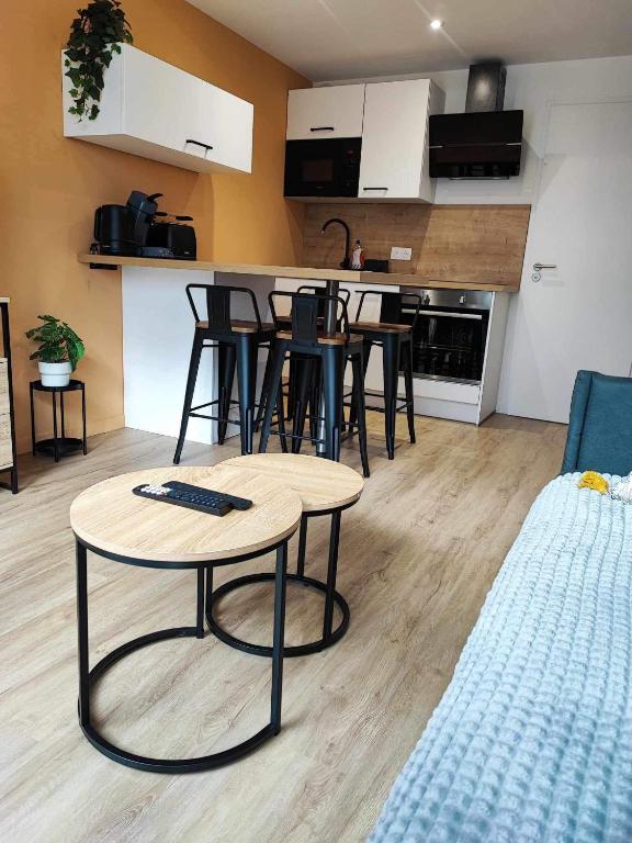 un salon avec une table et des chaises et une cuisine dans l'établissement Studio 15, proche rue piétonne et plage, à Saint-Jean-de-Monts