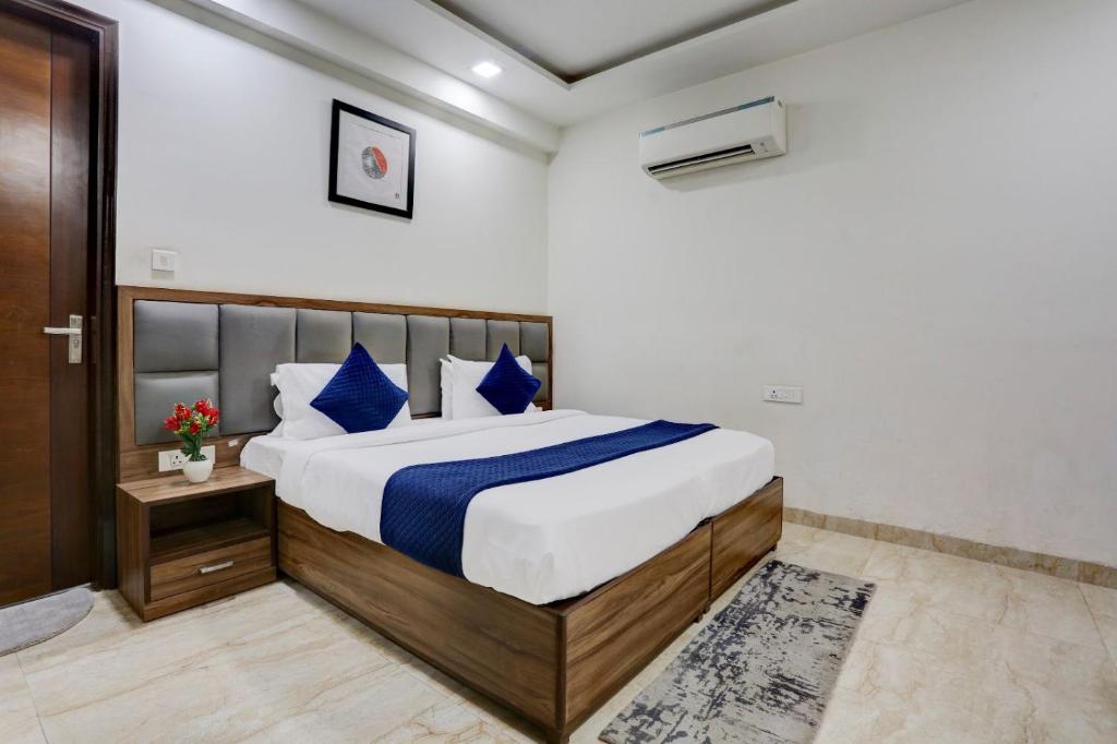 Postel nebo postele na pokoji v ubytování Hotel Grey Medicity Modern Rooms, Prime Location, Affordable Rates I Near Medanta
