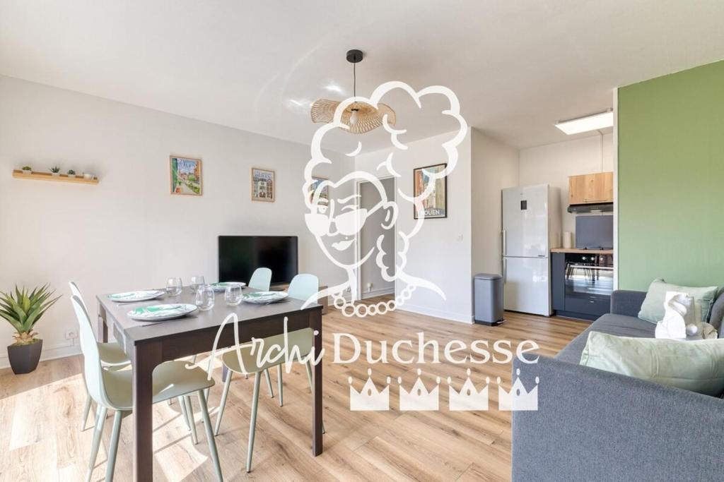 Il comprend un salon avec une table à manger et une cuisine. dans l'établissement Marine votre F2 moderne à Rouen, à Rouen