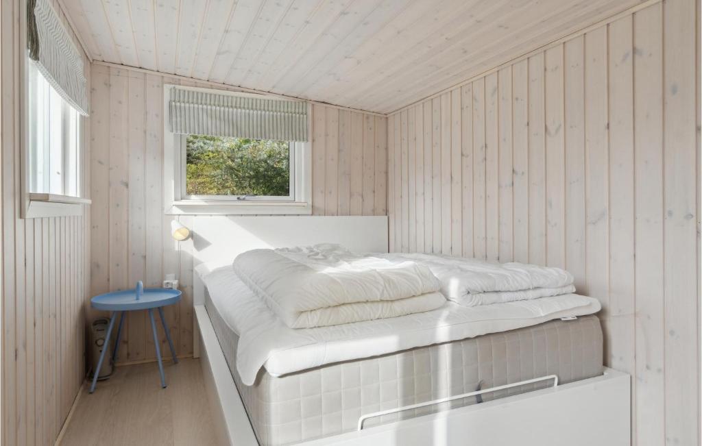 Postel nebo postele na pokoji v ubytování 4 Bedroom Lovely Home In Sjællands Odde