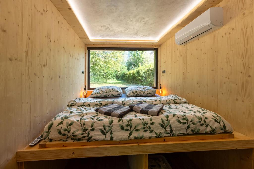 Postel nebo postele na pokoji v ubytování Glamping Pod Lipami