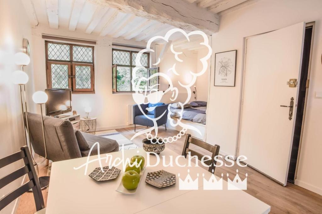 Cette chambre comprend une table à manger et un salon. dans l'établissement Gabriel Beau studio proche Hôtel de Ville, à Rouen