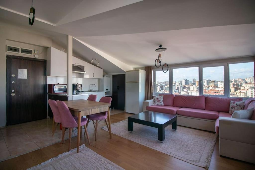 Køkken eller tekøkken på Charming 2BR Panoramic Views Penthouse in Maltepe