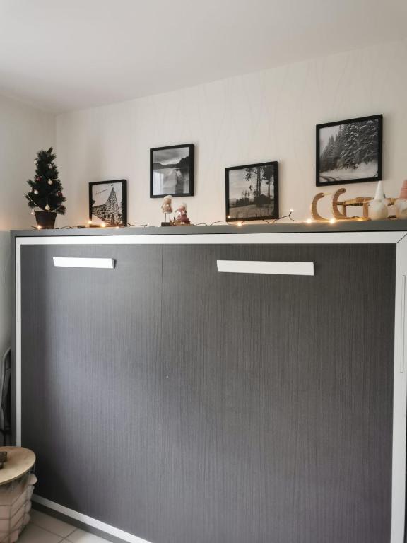 un comptoir avec des photos sur le mur dans l'établissement Studio au pied des pistes et des Cures, à Mont-Dore