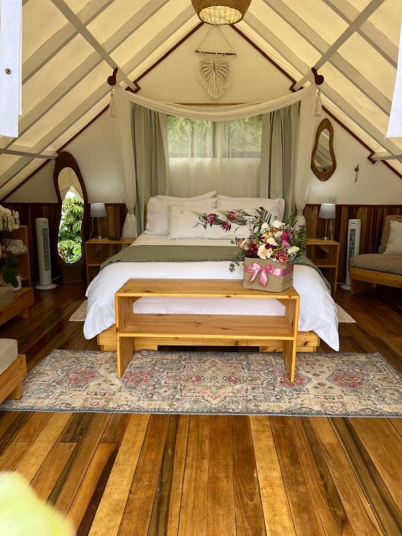 Postel nebo postele na pokoji v ubytování Monteverde Alas Glamping