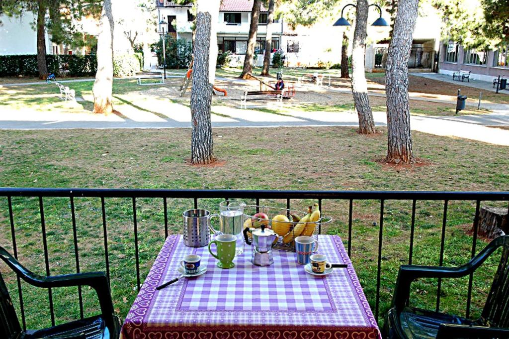 een tafel op een balkon met een fruitschaal bij Faber Apartments in Novigrad Istria