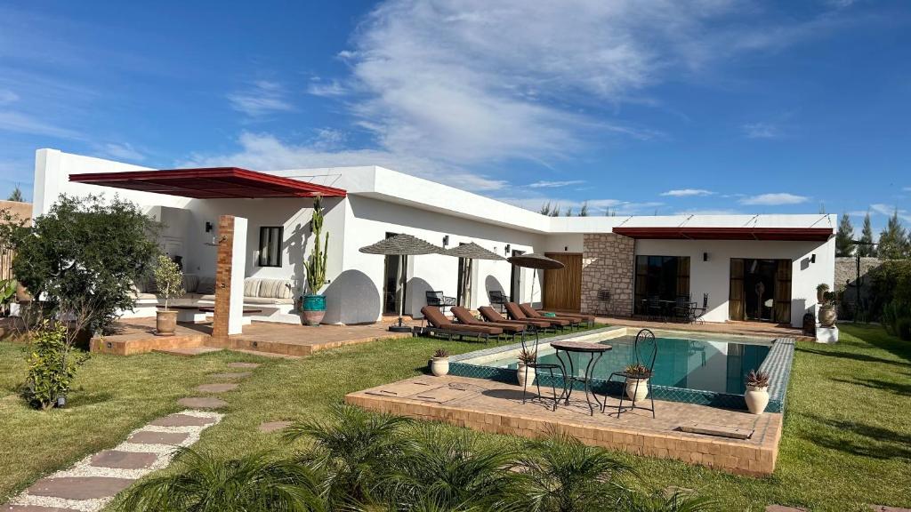 une villa avec une piscine et une maison dans l'établissement Villa Essaouira piscine chauffée, à Essaouira