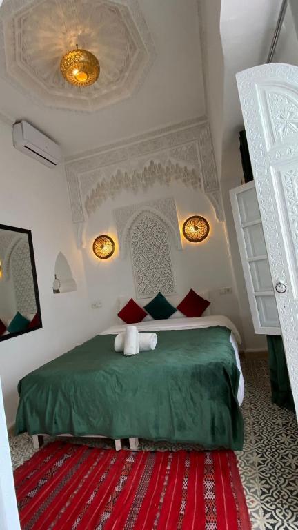 Postel nebo postele na pokoji v ubytování Riad Morocco Sky