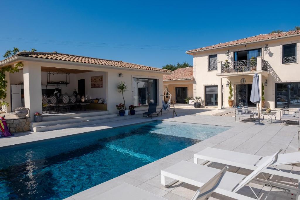 une villa avec piscine et une maison dans l'établissement Appartement de vacances Carsac 3, à Carsac-de-Gurson