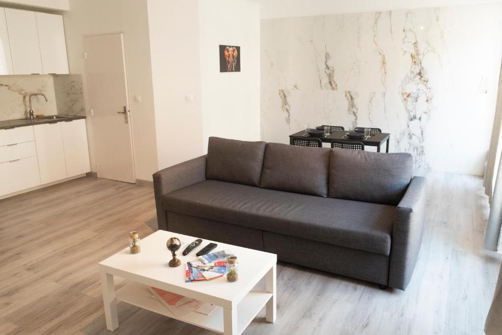 un salon avec un canapé et une table basse dans l'établissement Appartement près du Vieux-Port, à Marseille