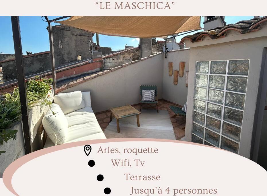 Elle comprend un petit balcon avec un canapé et une table. dans l'établissement Le MasChica Arles Centre, à Arles