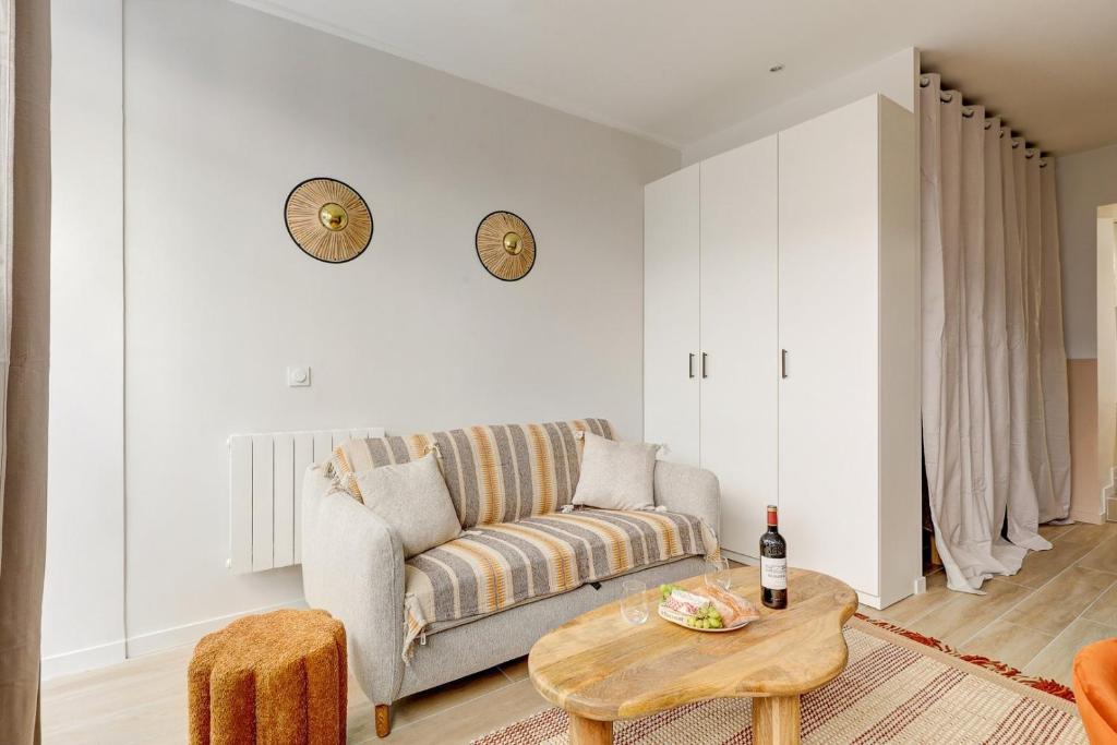 un salon avec un canapé et une table dans l'établissement 385 Suite Princesse - Superbe Appartement à Paris, à Paris
