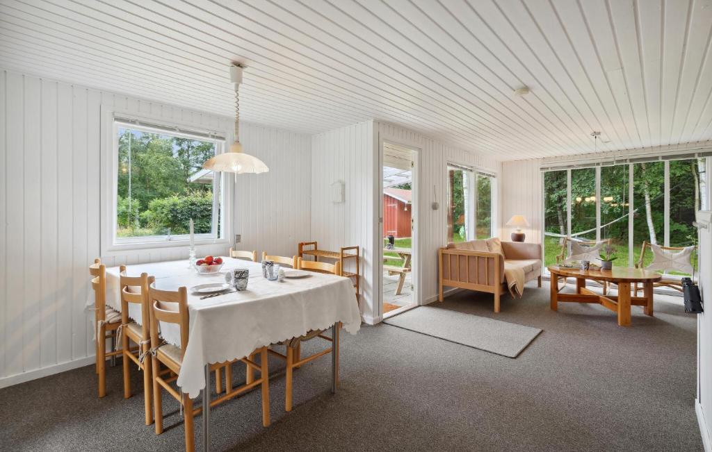 Posezení v ubytování Gorgeous Home In Hadsund With Kitchen