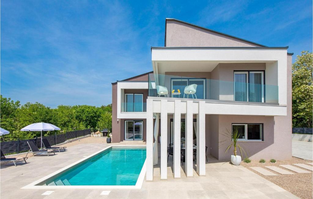 GaricaにあるVilla La Vie Krkの正面にプールがある家