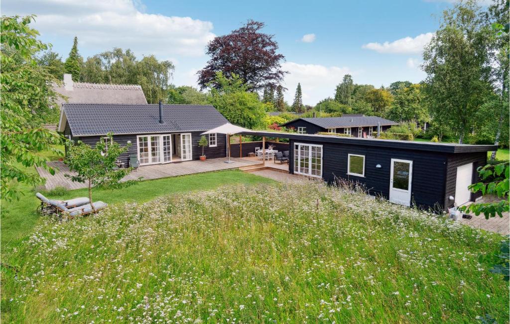 una casa negra con un gran patio en Amazing Home In Gilleleje With Wifi, en Gilleleje
