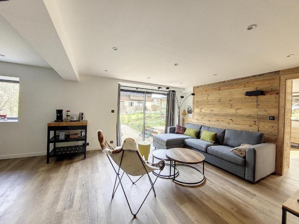 un salon avec un canapé et une table dans l'établissement GREEN MARMOTTES 1 - Saint Jean D Aulps pied des pistes, à Saint-Jean-dʼAulps